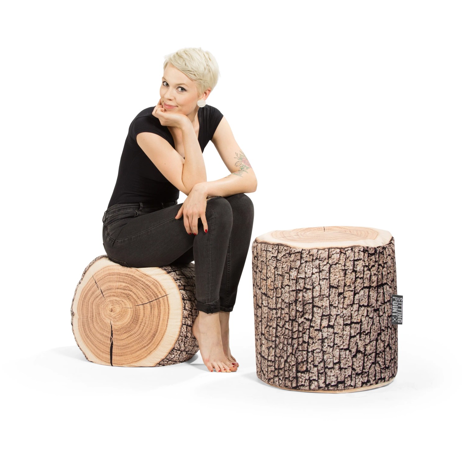 Sitting Point Hocker Wood, 60 l, Natur Holzoptik: Frau sitzt auf Sitzsack in Baumstamm Design.