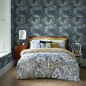 Schlafzimmer mit William Morris Vliestapete Acanthus Burnt Orange mit Blättermuster.