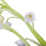 Nahaufnahme: Weißes Maiglöckchen (Convallaria Majalis) mit grünen Stielen. Bodendecker für den Garten.