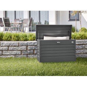 Biohort Freizeitbox 130, dunkelgrau-metallic, mit geöffnetem Deckel im Garten.