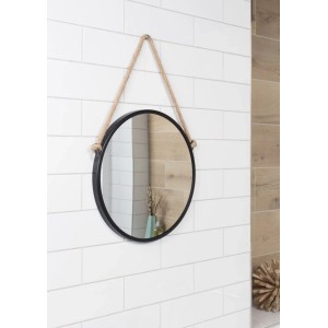 Runder 60cm Spiegel mit schwarzem Metallrahmen und Seilaufhängung an weißer Wand. Modernes Industrie & Skandi Design.