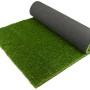 Grüner Primaflor Kunstrasen Megan, teilweise aufgerollt, für Garten, Balkon und Terrasse.
