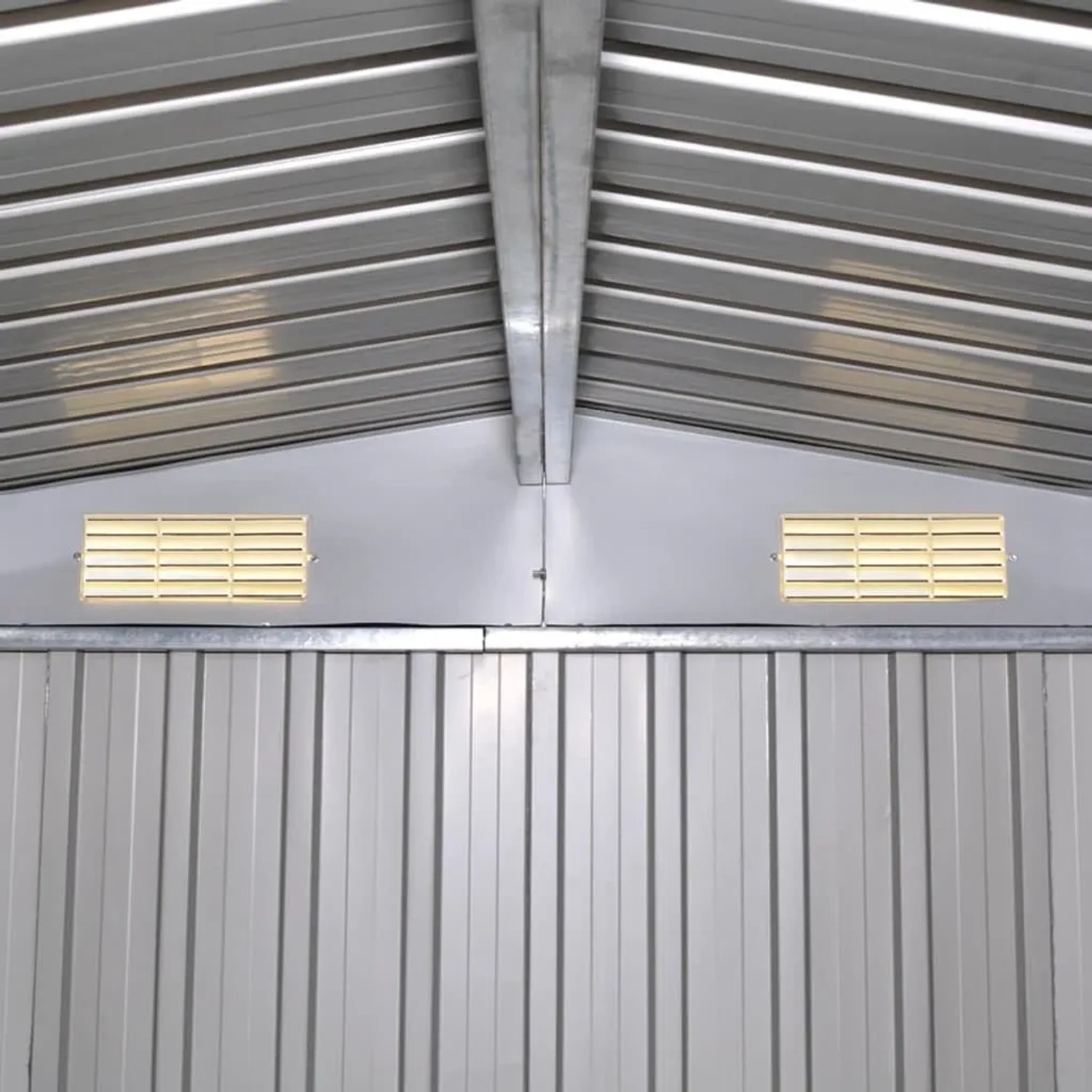 Innenansicht Gartenschuppen: Dach, Wand und Lüftungsschlitze des grünen Metall-Gartenschuppens.