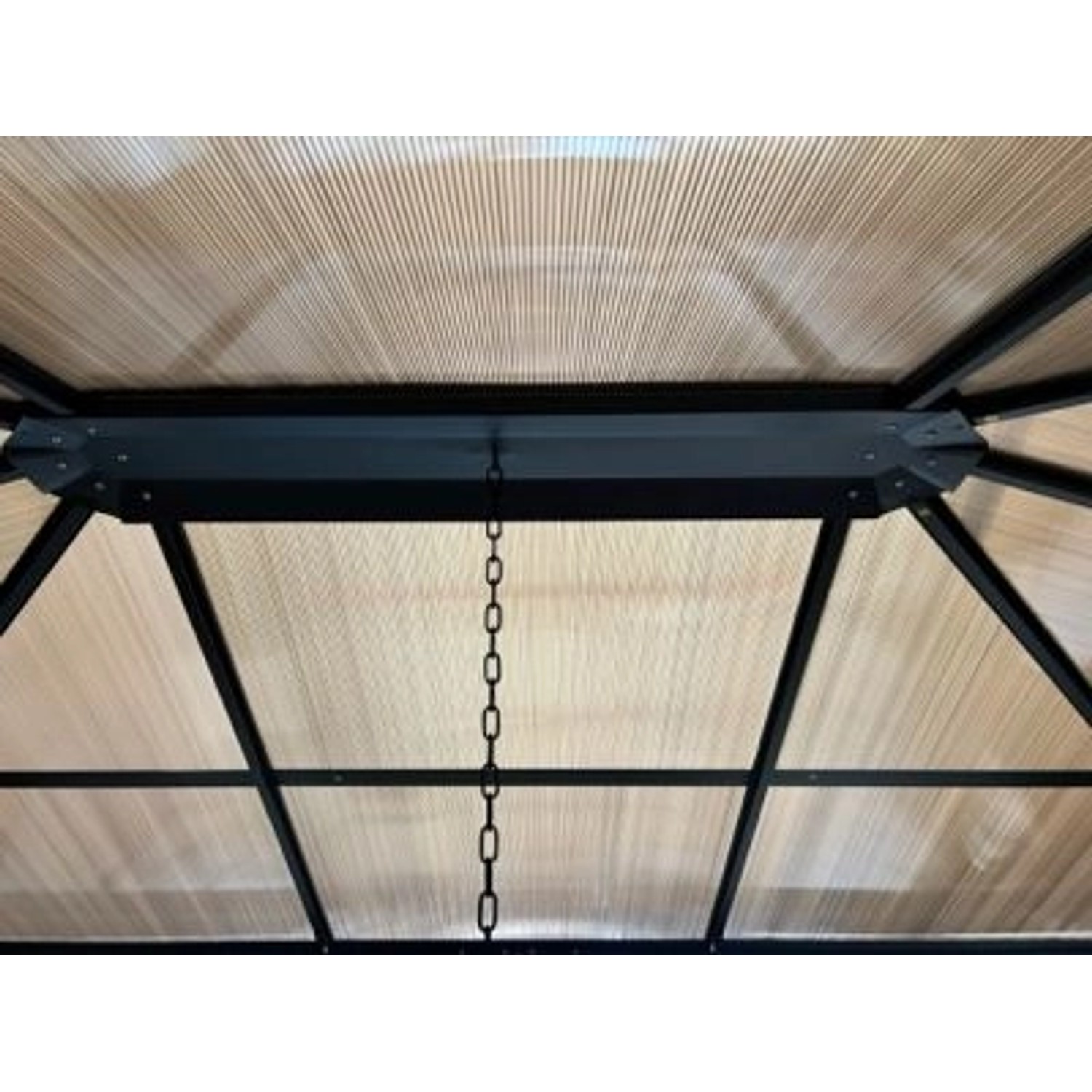 Detailaufnahme: Anthrazitfarbener Jet-Line Gartenpavillon Taneo mit Polycarbonat-Dach und Aluminiumrahmen.