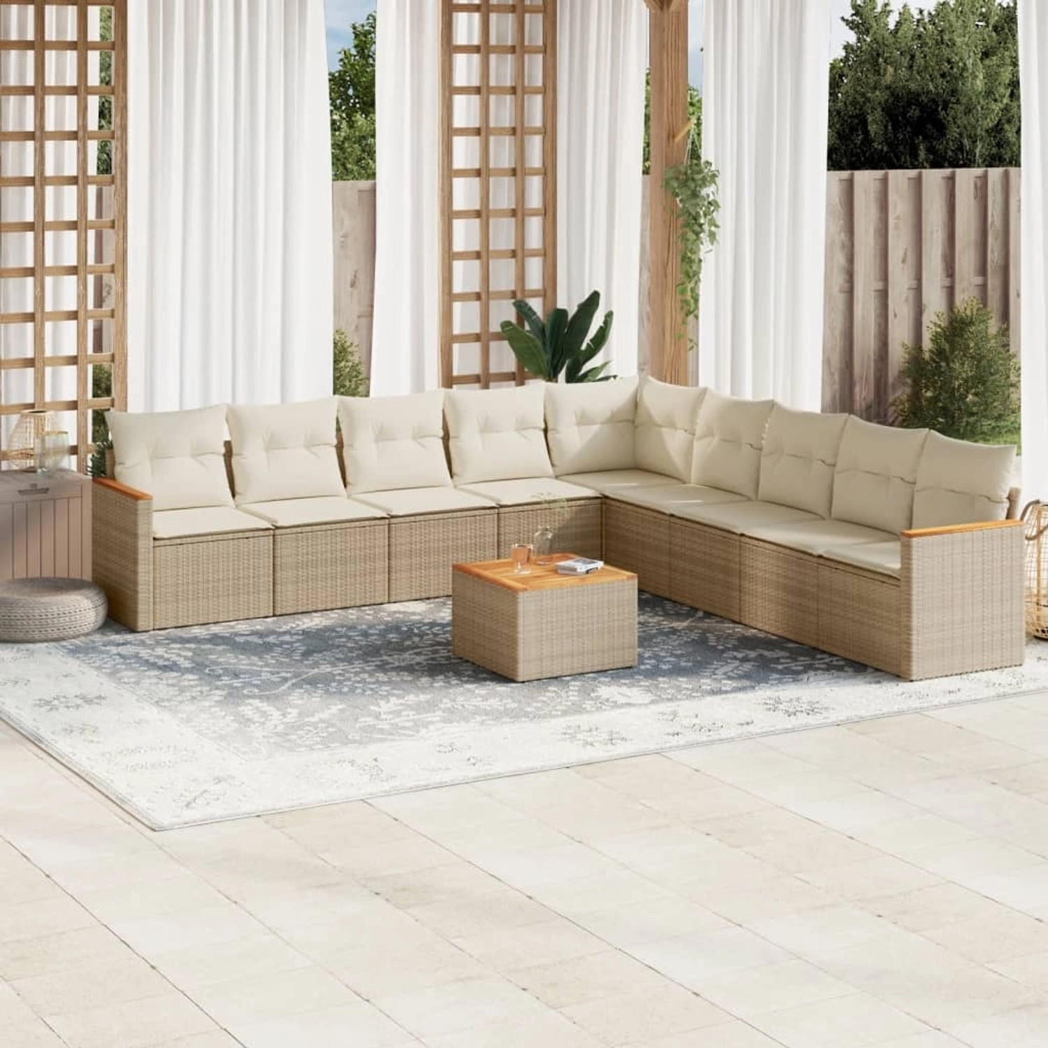 Beige 10-tlg. Garten-Sofagarnitur aus Rattan mit cremeweißen Kissen und Tisch.