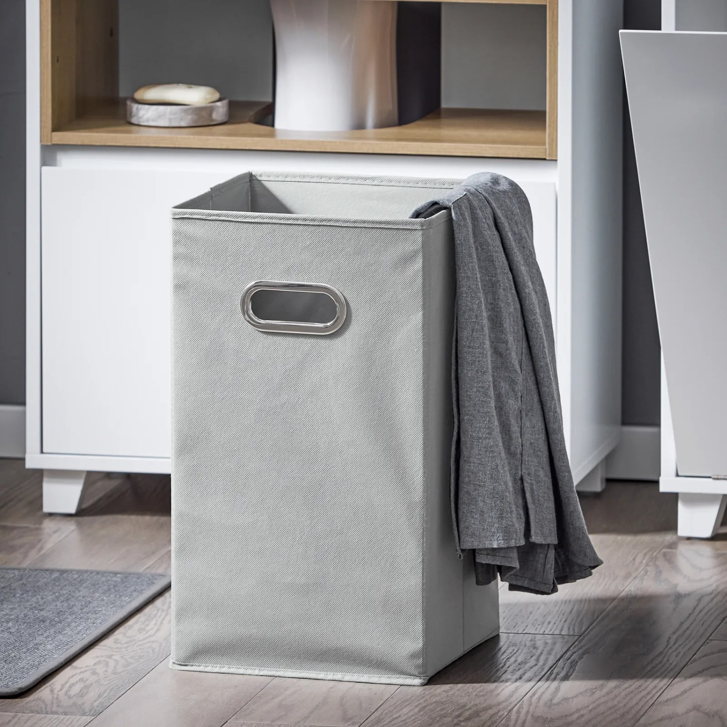 SoBuy Wäscheschrank BZR146-W mit ausklappbarem Wäschesammler und 2 Fächern, weiß.