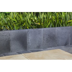 Anthrazitfarbener EHL L-Stein, 25x20x35 cm, zur Beet- und Raseneinfassung.