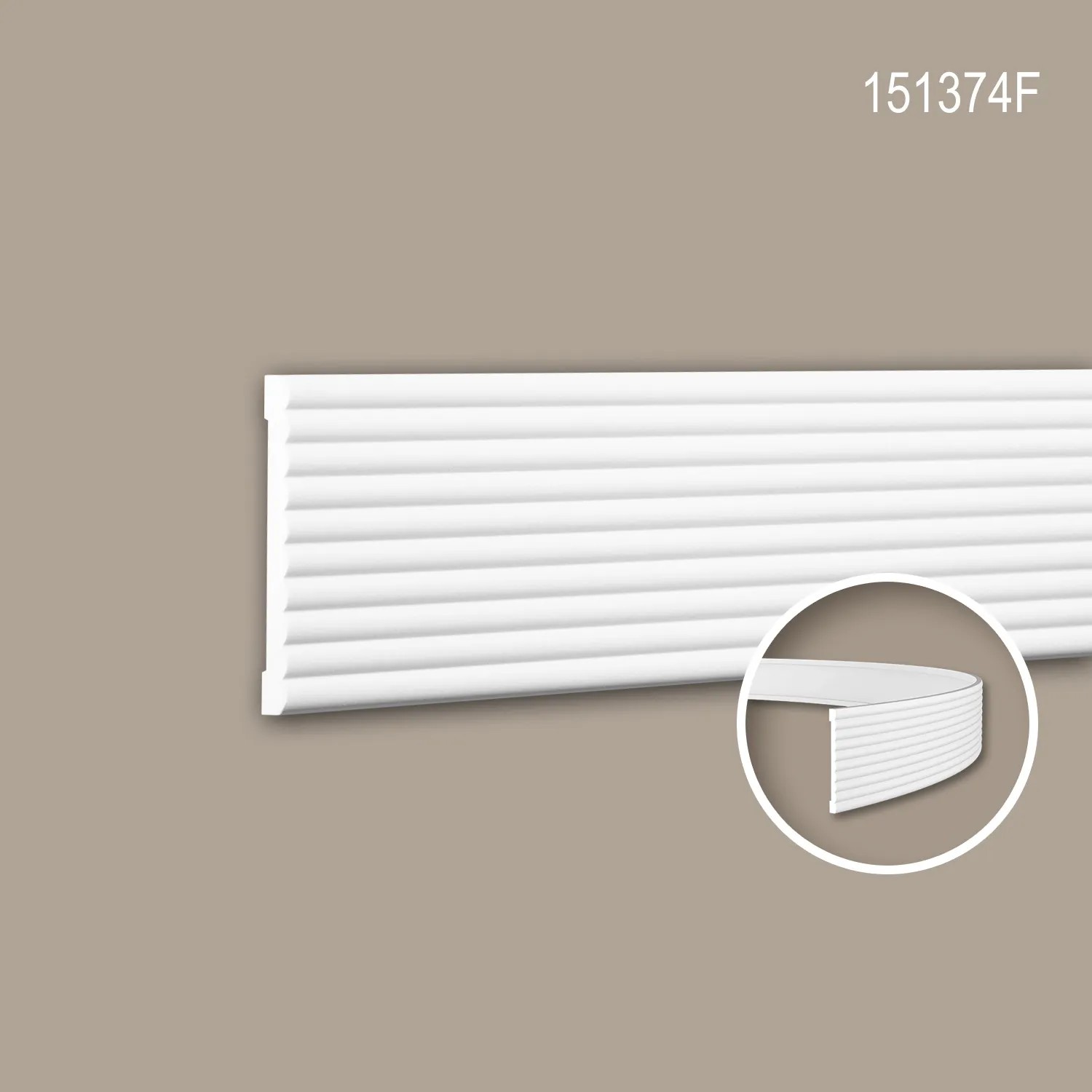 Weiße, flexible Wand- und Friesleiste (200 cm) mit gerillter Oberfläche für Paneele.