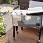Axi Kühlwagen Retro Edelstahl 76 l mit Flaschenöffner und Rollen für Garten, Terrasse oder Party.