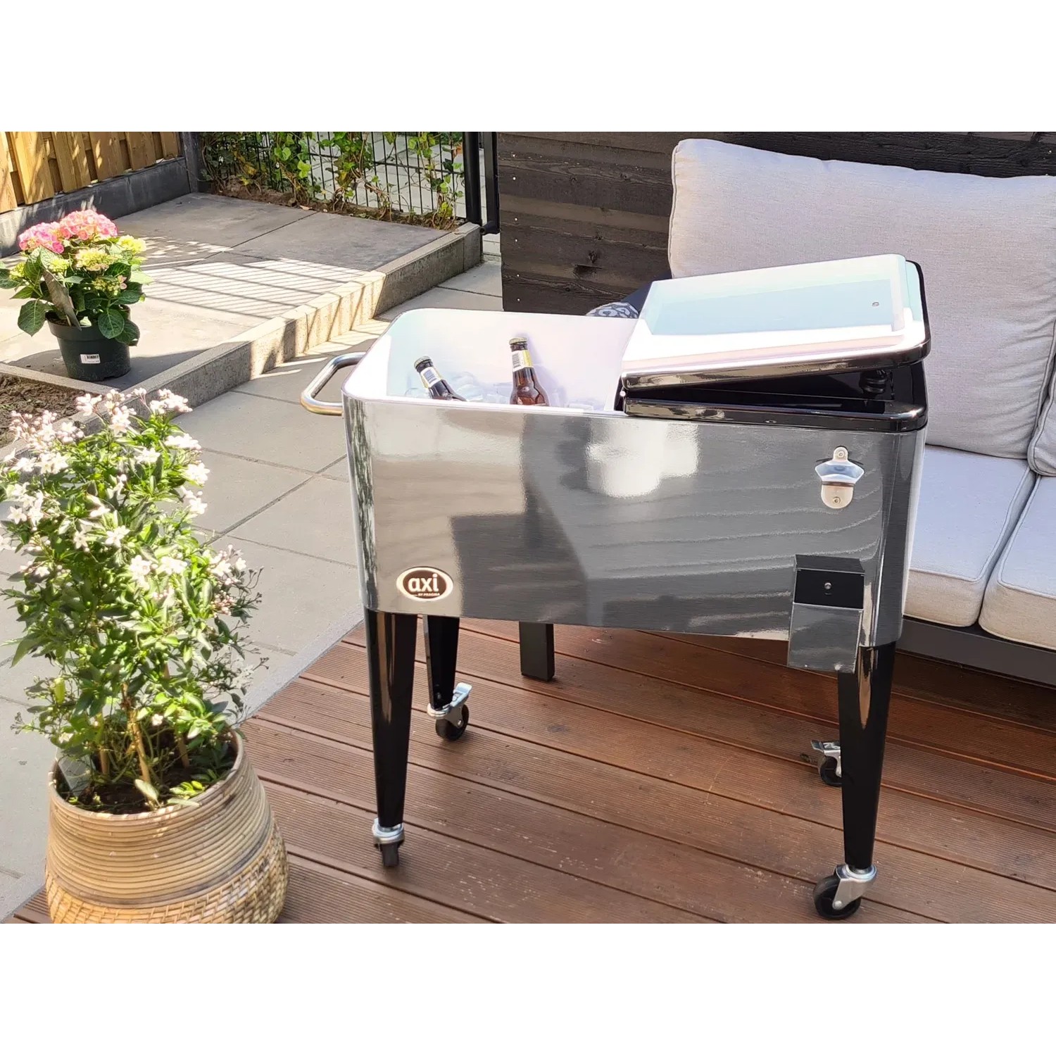 Axi Kühlwagen Retro Edelstahl 76 l mit Flaschenöffner und Rollen für Garten, Terrasse oder Party.