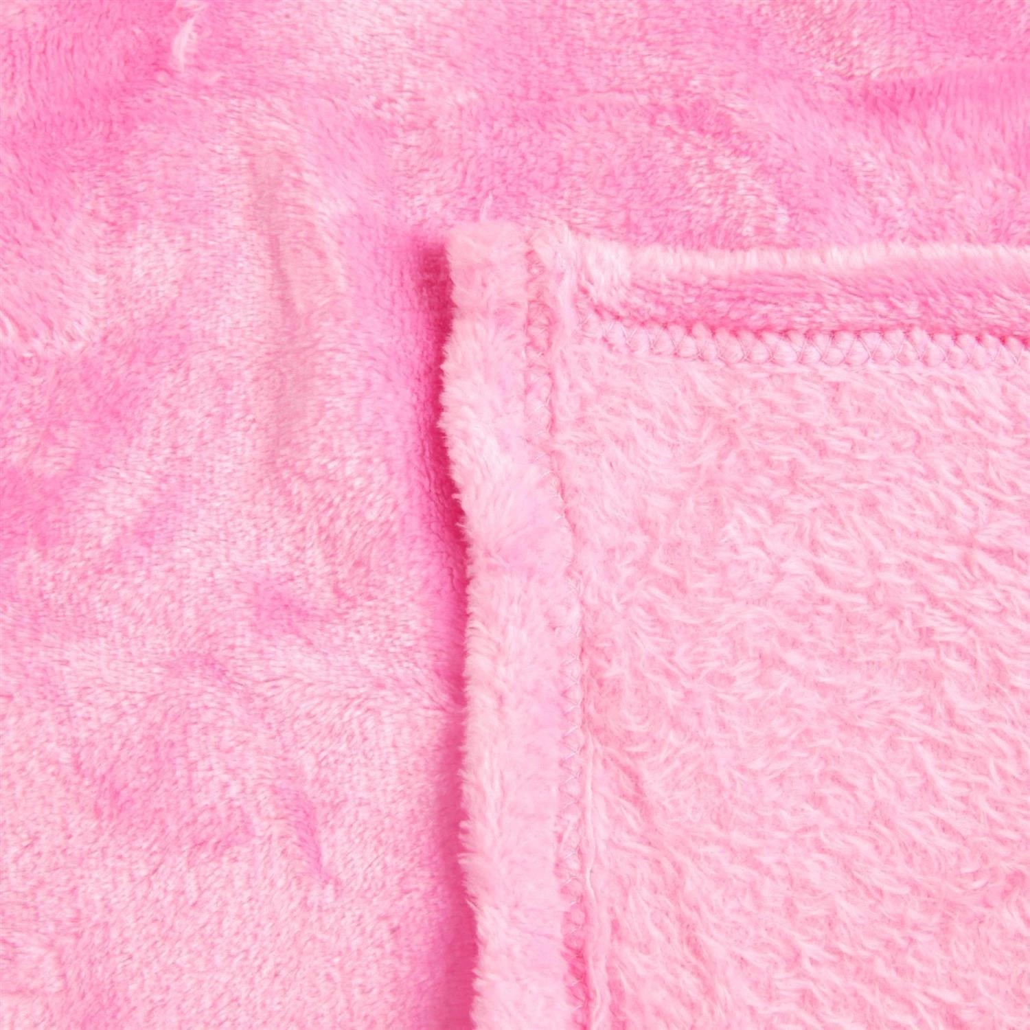 Rosa Kuscheldecke Celina (220x240 cm) aus weichem Polyester, ideal als Sofa- oder Bettüberwurf.