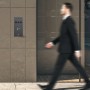 Anthrazit Wandaschenbecher aus Eisen mit Zigaretten-Piktogramm an Gebäudewand. Abschließbarer Außenascher für Raucherbereiche.