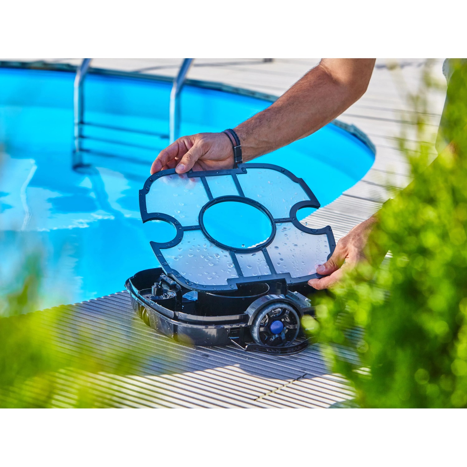 Akku-Poolroboter Orca 45 CL mit Filter vor Pool. Einfache Poolreinigung.