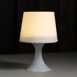 Weiße Solar-Tischleuchte Melbourne mit Sensor, 23 cm hoch, für stimmungsvolle Beleuchtung im Garten.