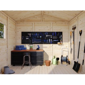Innenansicht: Palmako Gartenhaus aus Holz mit Werkbank und Werkzeugwand.