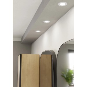Drei weiße, runde EGLO LED Einbaustrahler in einer Decke. CCT IP44 Leuchte, ideal für Bad und Küche.