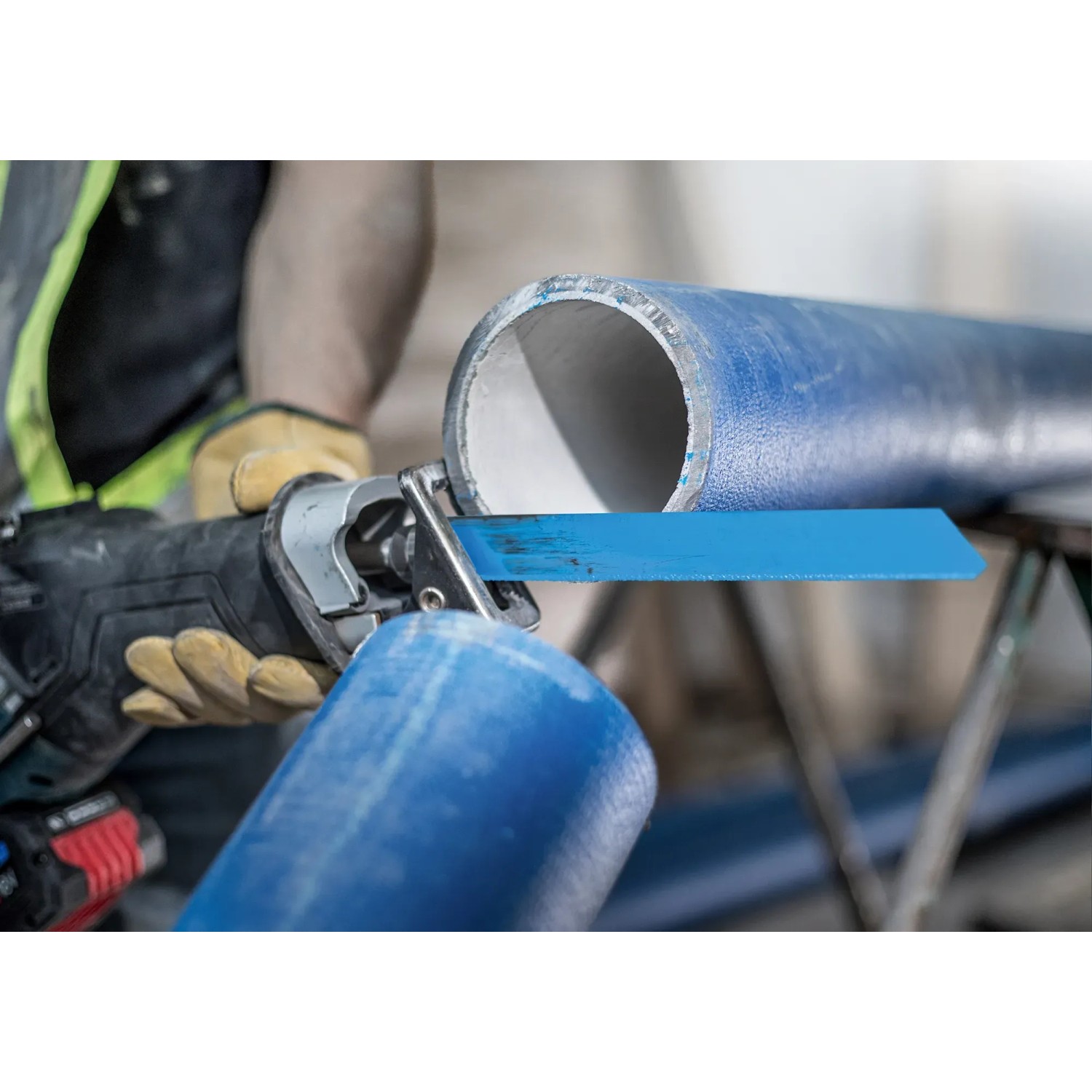 Bosch Expert Säbelsägeblatt S 1750 RD im Einsatz beim Sägen eines Rohres.