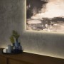 Dekorativer Raum mit Osram LED-Streifen, der ein Bild und eine Kommode beleuchtet.