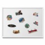 Weiße Tulup Magnettafel 70x50 cm mit weißem Rahmen, bestückt mit bunten Urlaubsmagneten. Für Notizen & Fotos.