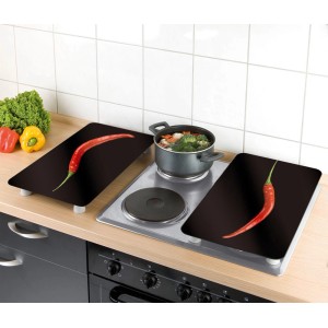 Wenko Herdabdeckplatten Hot Peperoni 2er-Set auf Herd mit Topf. Mehrfarbiges Design mit Chili-Motiv.