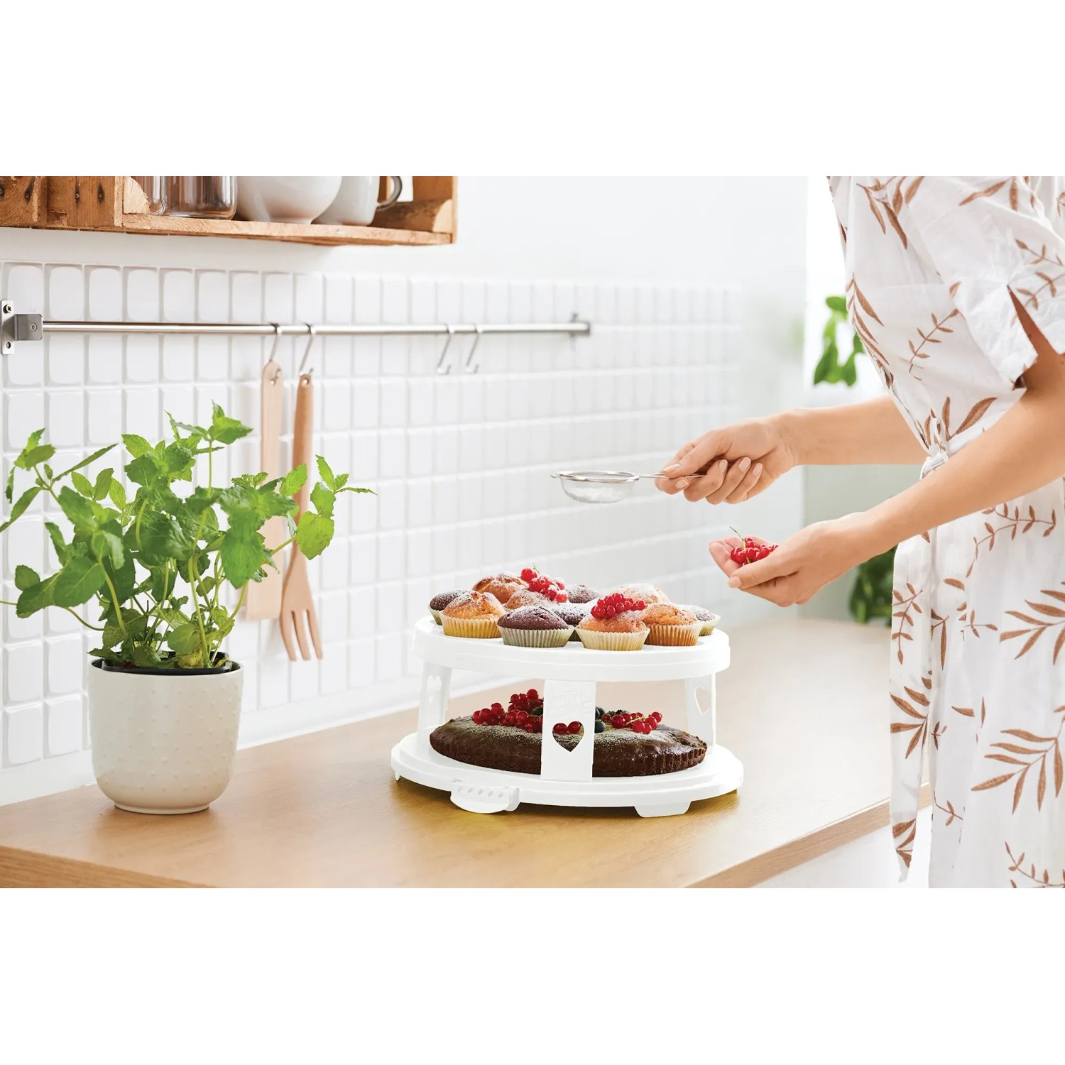 Rotho Tortenglocke Fresh XL mit Muffins und Kuchen, weiß-transparent. Küchenhelfer für Transport und Aufbewahrung.