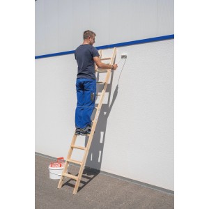 Mann streicht Wand mit PROREGAL Holz-Anlegeleiter (12 Stufen).