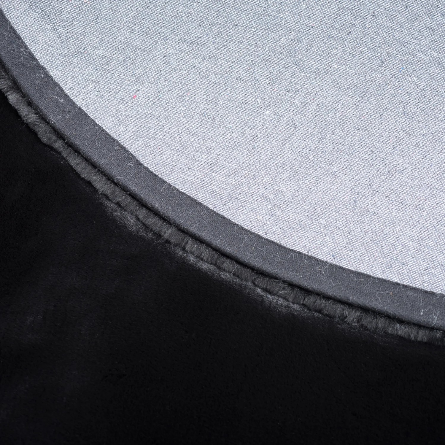 Detailaufnahme: Schwarzer, runder Pergamon Luxus Fellteppich (160x160cm) mit weicher Oberfläche.