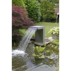 Ubbink Design Wasserfall Straight LED im Gartenteich mit blauer Beleuchtung.