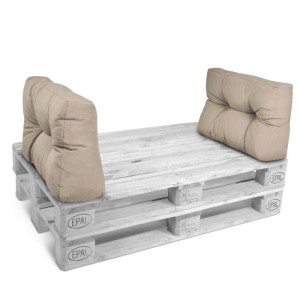 Zwei naturfarbene Beautissu ECO Style Paletten-Rückenkissen 60x40cm mit Heftungen auf einer Holzpalette.
