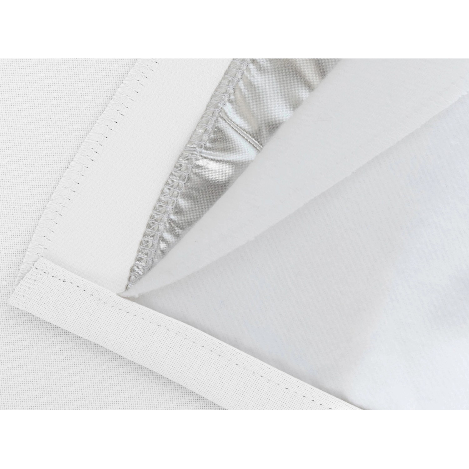 Detailansicht: Weißer Moondream Lärmschutzvorhang mit Thermobeschichtung.