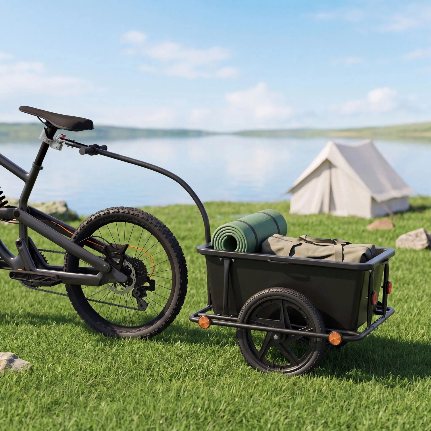 Schwarzer Wiltec Lastenanhänger am Fahrrad, beladen mit Campingausrüstung. See & Zelt im Hintergrund. Für Transport.