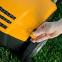 Detailaufnahme: Stiga Elektro-Vertikutierer SV 213 E, Einstellung der Schnitthöhe.