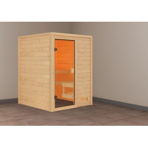 Karibu Massivholzsauna Sandra Natur mit Glastür und zwei Saunabänken aus hellem Holz.
