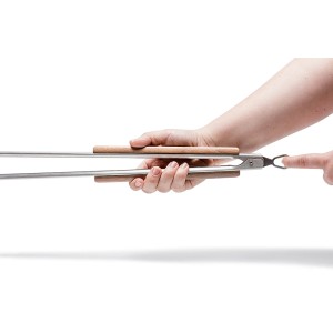 Petromax Grillzange (klein) aus Edelstahl mit Holzgriffen in der Hand