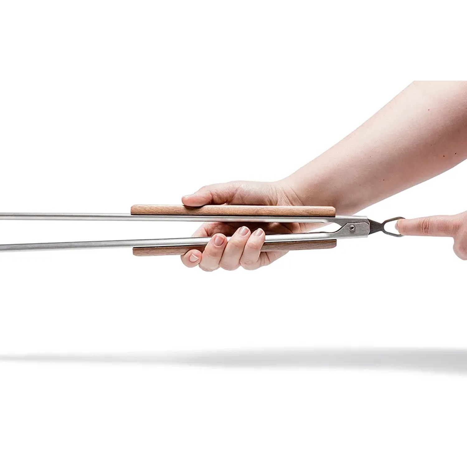 Petromax Grillzange (klein) aus Edelstahl mit Holzgriffen in der Hand