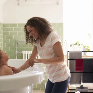 Freistehender Relaxdays Handtuchhalter aus Bambus und Metall mit Ablage im Badezimmer.