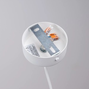 Detailansicht der weißen Sollux Lighting Hyperion 1 Pendelleuchte: Befestigung und Verkabelung.