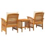 3-teiliges Garten-Lounge-Set aus Akazienholz mit cremefarbenen Kissen.
