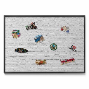 Magnettafel 100x70 cm mit Magneten und schwarzem Rahmen vor Ziegelwand.