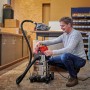Einhell TC-VC 1930 SA Nass- und Trockensauger mit Mann in Werkstatt, 1500W, Edelstahlbehälter.