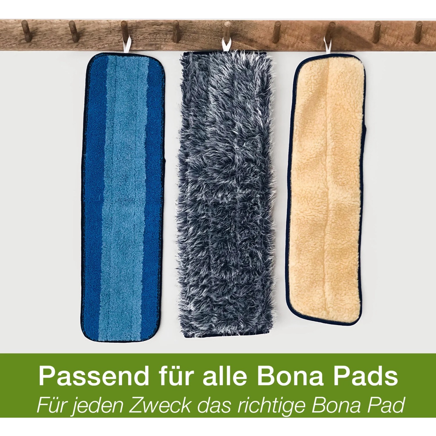 Drei verschiedene Bona Wischpads für den Premium Spray Mop, passend für verschiedene Reinigungsaufgaben.