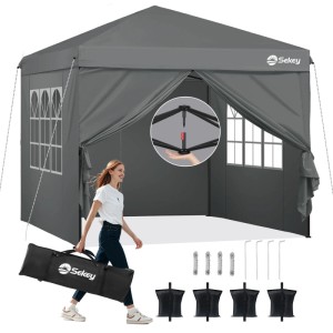 Grauer Sekey Pop Up Pavillon 3x3m mit Fenstern und offener Seite. Frau trägt Tragetasche. Zubehör, One Touch System.