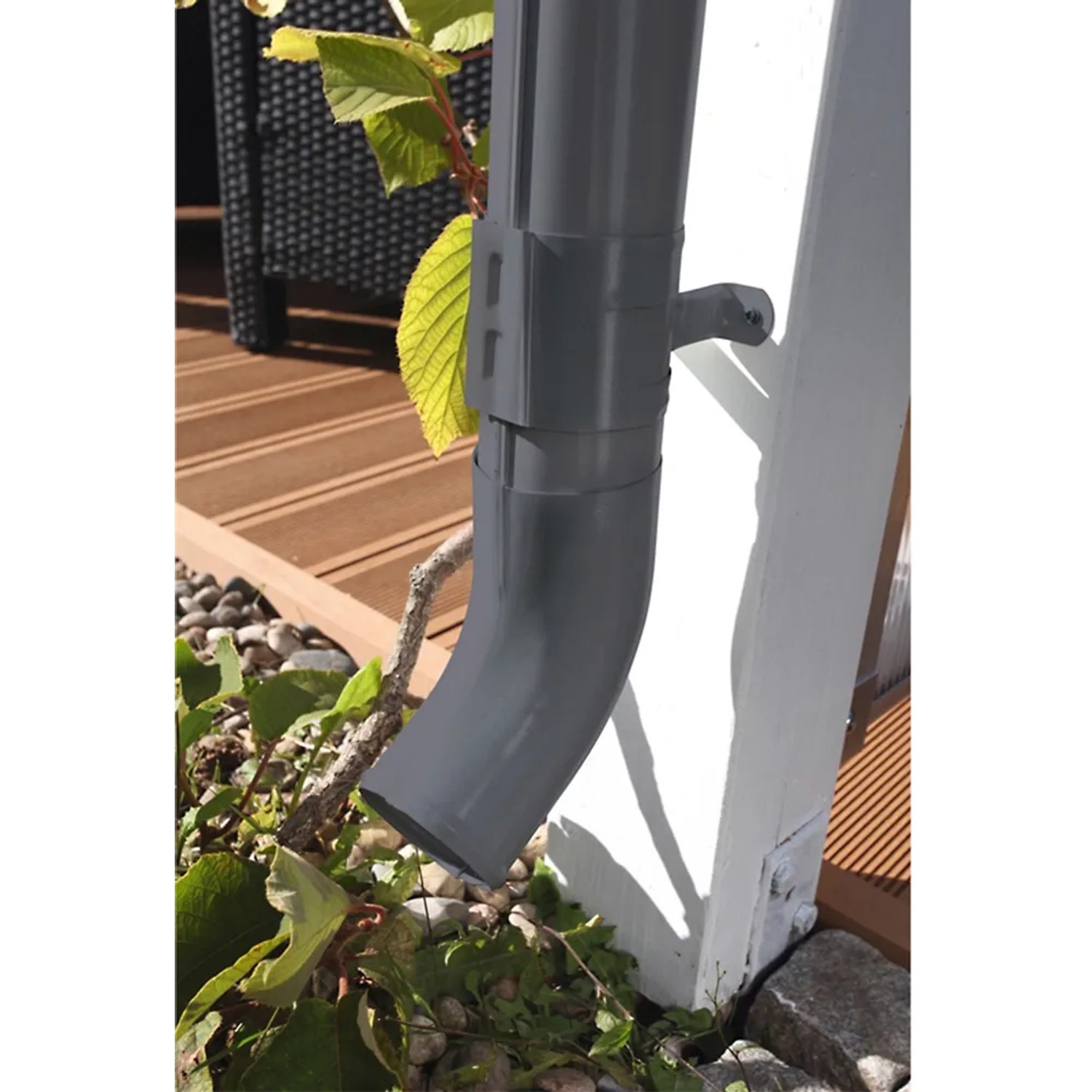 Anthrazitfarbenes Regenrinnen-Fallrohr aus Stahl, Teil eines Regenrinnen-Sets für Carports.