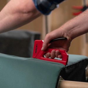 Roter Arrow Handtacker JT21 im Einsatz, Set mit Feindrahtklammern und Koffer.