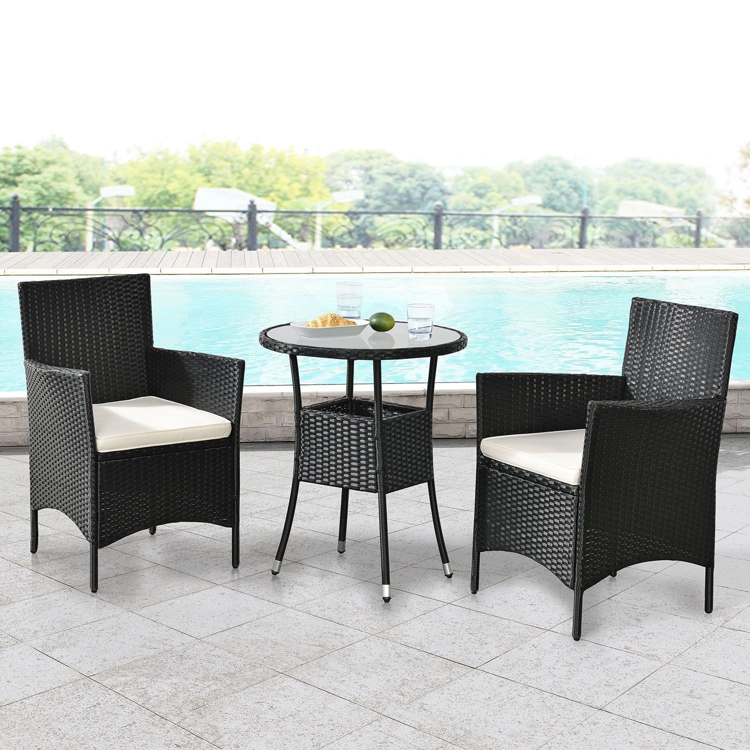 Schwarzes Polyrattan Gartenmöbel Set Bayamo mit Tisch und 2 Stühlen mit beigen Auflagen.