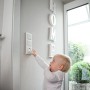 Kind mit Abus Steckdosenschutz JC2100A Greta an Steckdose. Kindersicherung für mehr Sicherheit.