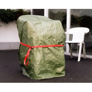 Abgedeckter Gegenstand mit rotem Gurt (25 mm, 2,5 m). Spanngurt zur Sicherung von Gartenmöbeln.