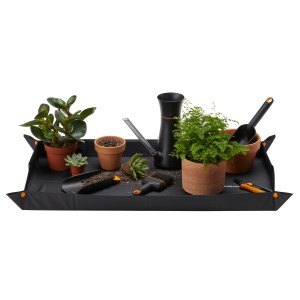 Fiskars Pflanzmatte, faltbar, mit Pflanzen und Gartengeräten. Praktischer Helfer für sauberes Umtopfen.