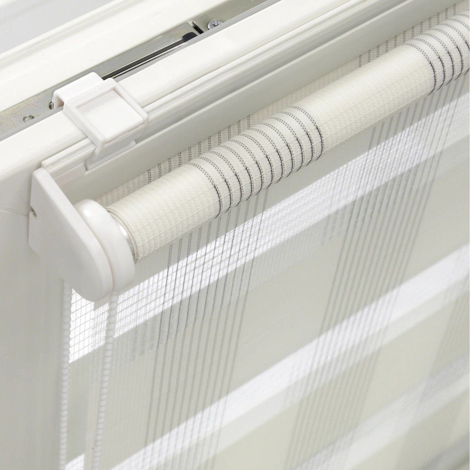 Gardinia EasyFix Doppelrollo Karo, 45x150 cm, weiß. Rollo mit transparenten und blickdichten Streifen.