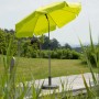 Apfelgrüner Schneider Balkonschirm Locarno Ø 200 cm mit Knickfunktion im Garten.